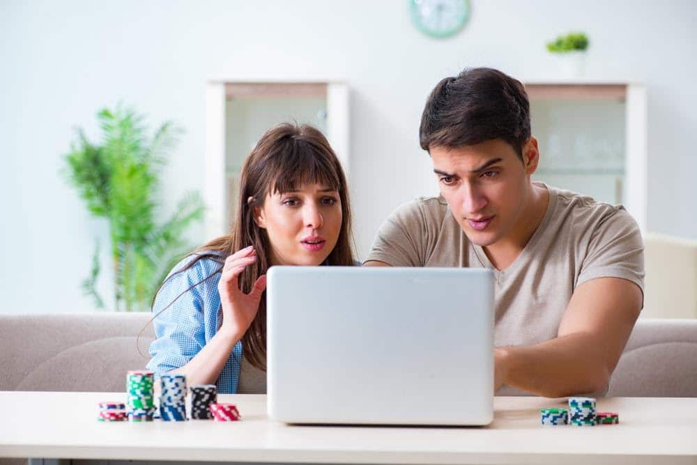 couple jouant au casino en ligne devant leur ordinateur portable